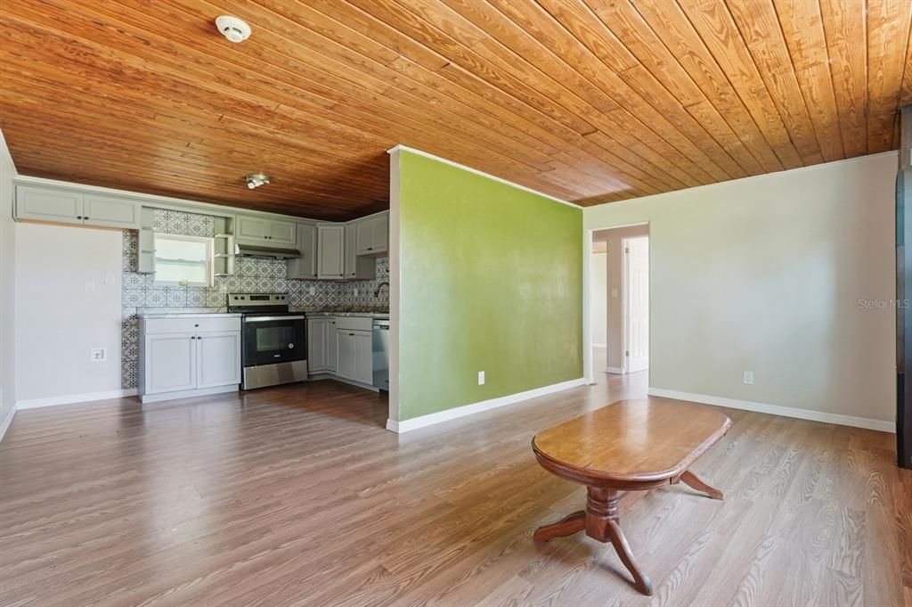 待售: $160,000 (2 贝兹, 1 浴室, 748 平方英尺)