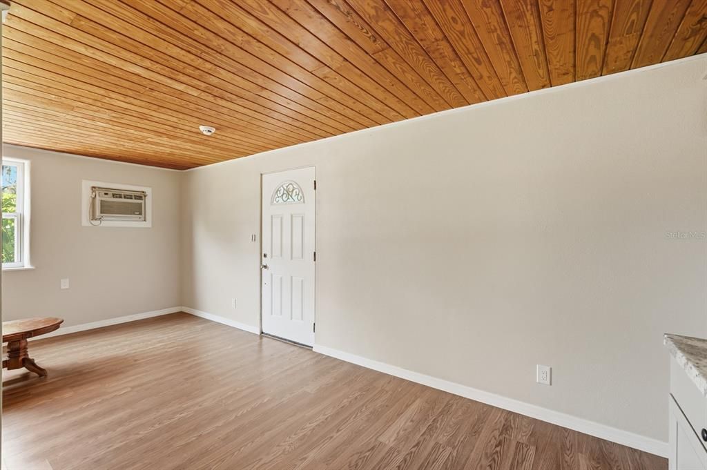 待售: $160,000 (2 贝兹, 1 浴室, 748 平方英尺)