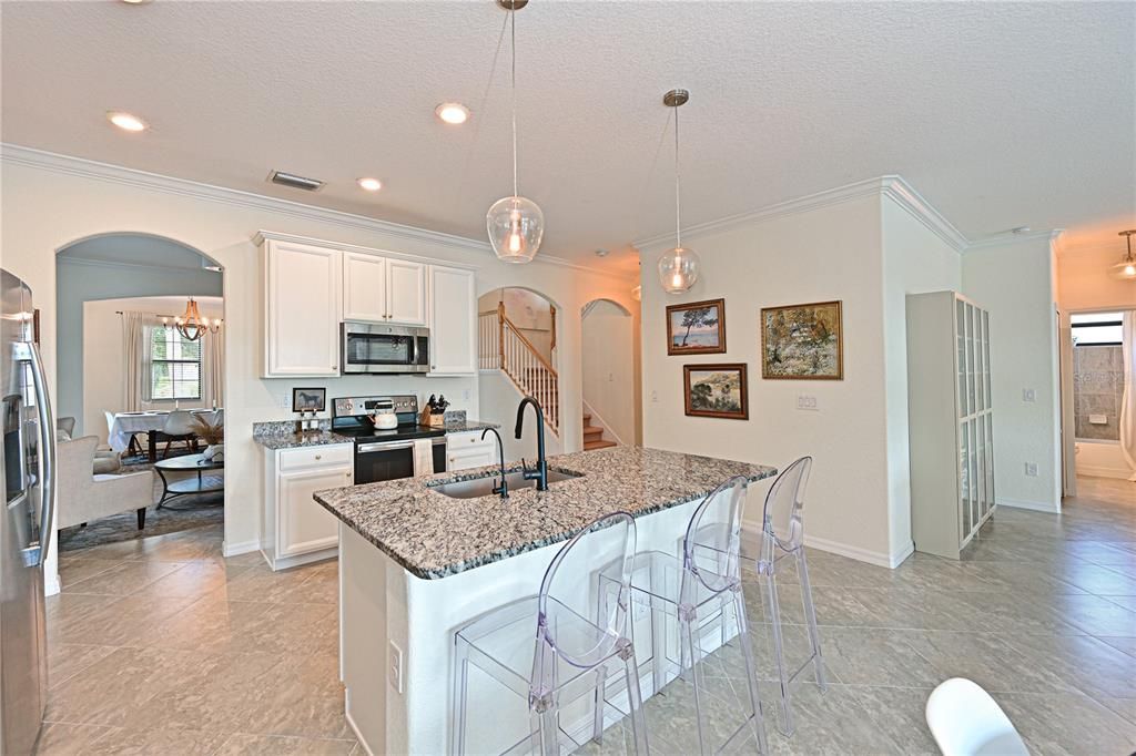 Activo con contrato: $685,000 (5 camas, 3 baños, 3257 Pies cuadrados)