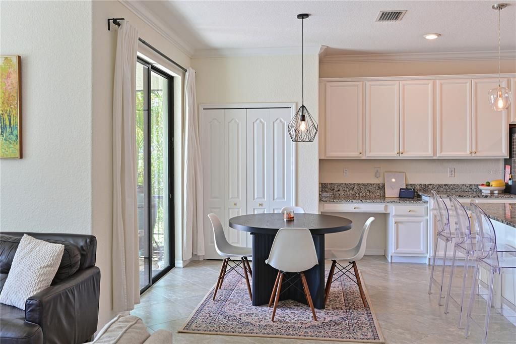 Activo con contrato: $685,000 (5 camas, 3 baños, 3257 Pies cuadrados)