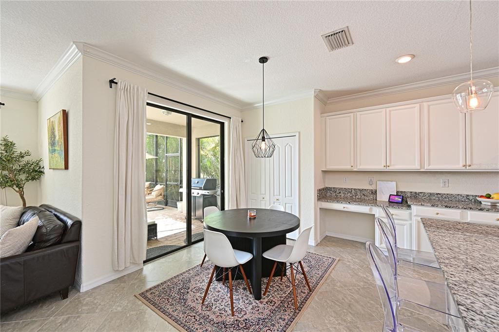 Activo con contrato: $685,000 (5 camas, 3 baños, 3257 Pies cuadrados)