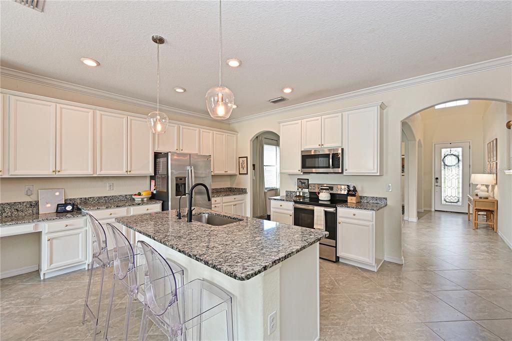 Activo con contrato: $685,000 (5 camas, 3 baños, 3257 Pies cuadrados)