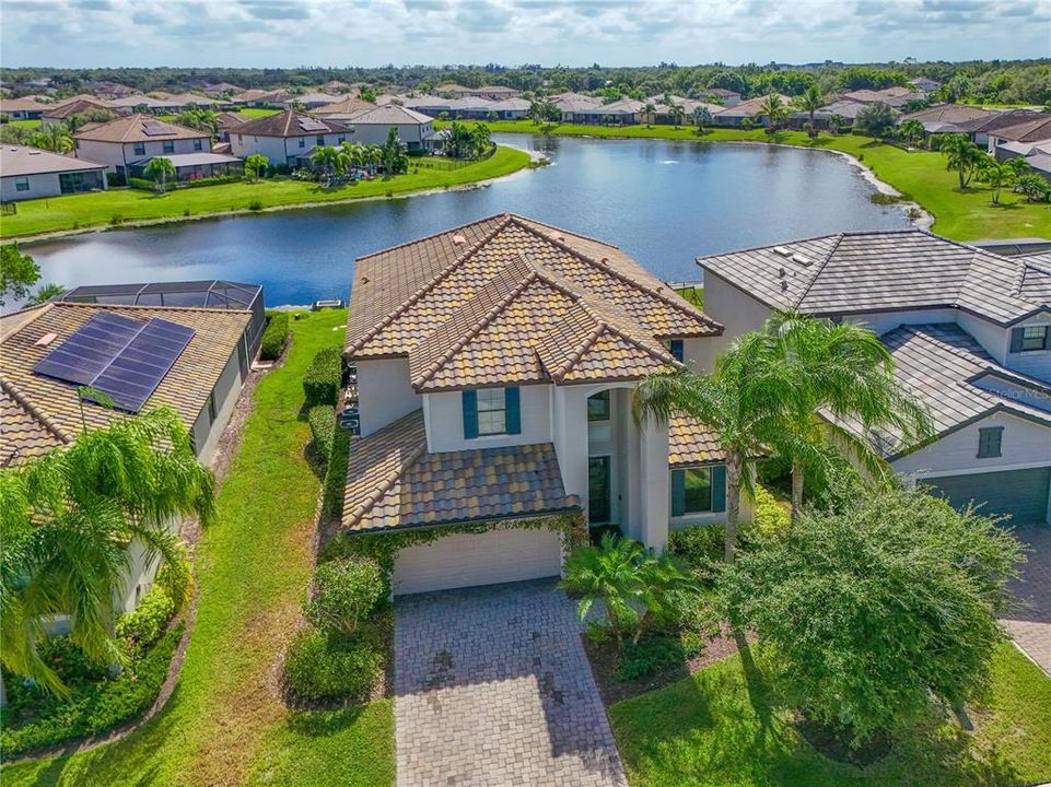 Activo con contrato: $685,000 (5 camas, 3 baños, 3257 Pies cuadrados)