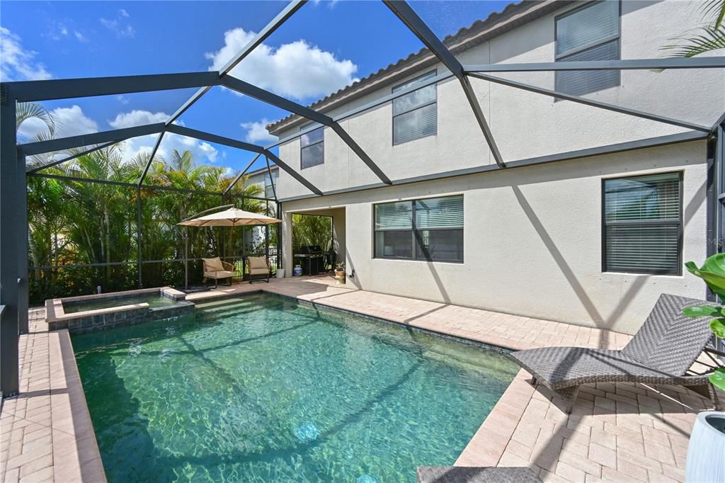 Activo con contrato: $685,000 (5 camas, 3 baños, 3257 Pies cuadrados)