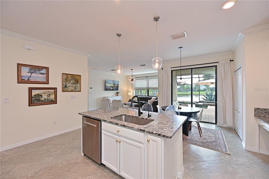 Activo con contrato: $685,000 (5 camas, 3 baños, 3257 Pies cuadrados)