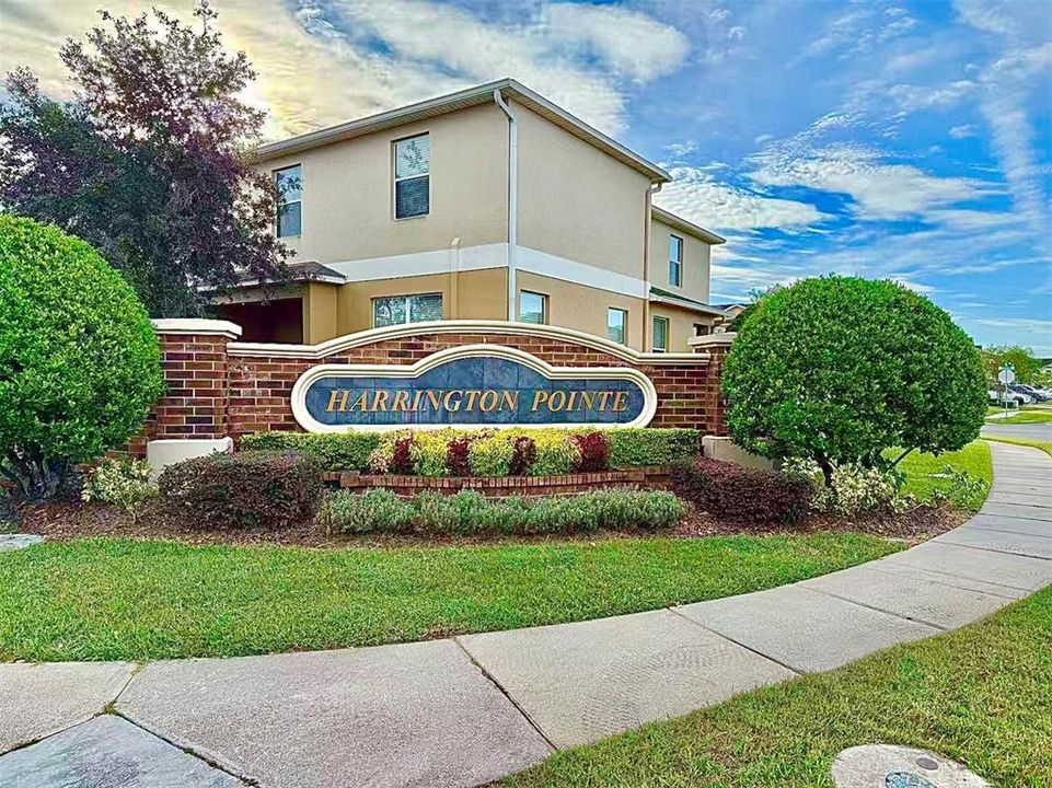 Activo con contrato: $415,000 (4 camas, 2 baños, 2407 Pies cuadrados)