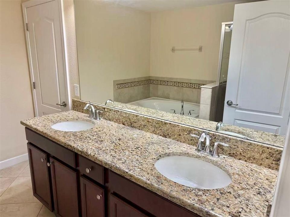 Activo con contrato: $415,000 (4 camas, 2 baños, 2407 Pies cuadrados)