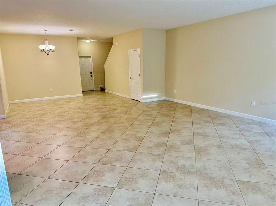 Activo con contrato: $415,000 (4 camas, 2 baños, 2407 Pies cuadrados)