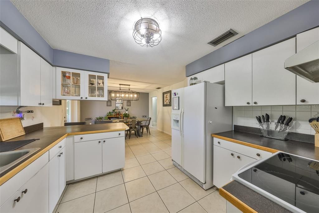 На продажу: $385,000 (4 спален, 2 ванн, 1692 Квадратных фут)