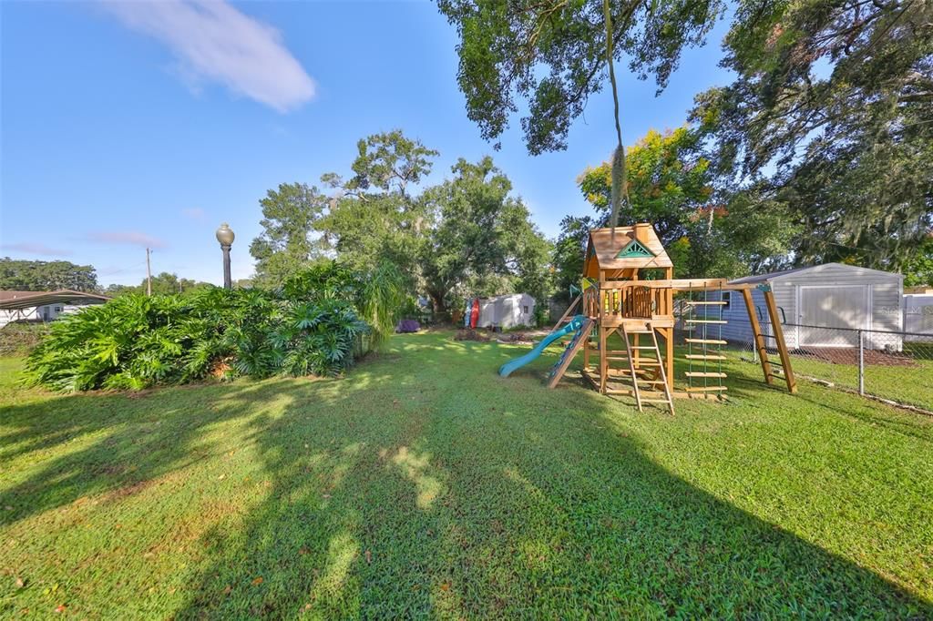 На продажу: $385,000 (4 спален, 2 ванн, 1692 Квадратных фут)