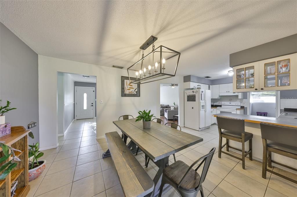 На продажу: $385,000 (4 спален, 2 ванн, 1692 Квадратных фут)