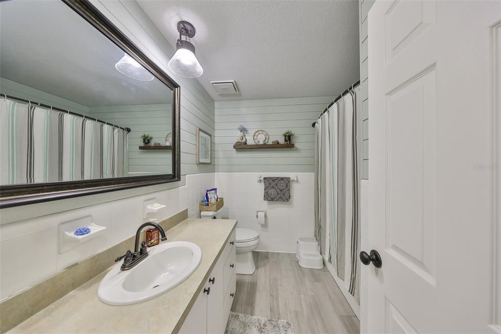 На продажу: $385,000 (4 спален, 2 ванн, 1692 Квадратных фут)