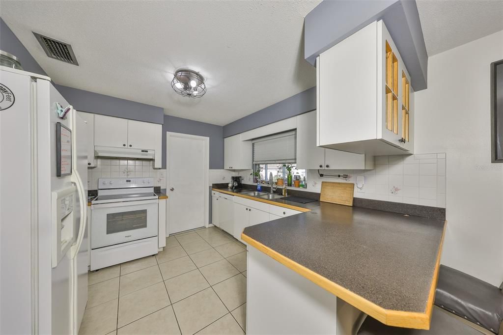 На продажу: $385,000 (4 спален, 2 ванн, 1692 Квадратных фут)