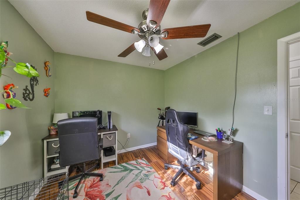 На продажу: $385,000 (4 спален, 2 ванн, 1692 Квадратных фут)