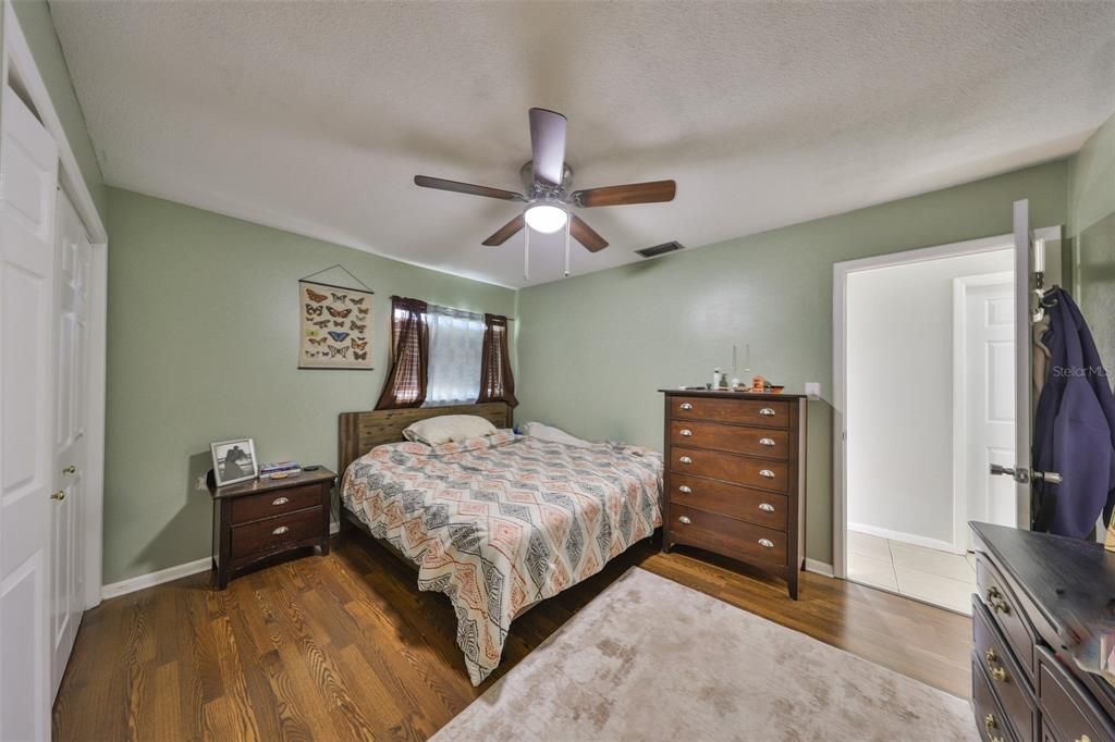 На продажу: $385,000 (4 спален, 2 ванн, 1692 Квадратных фут)