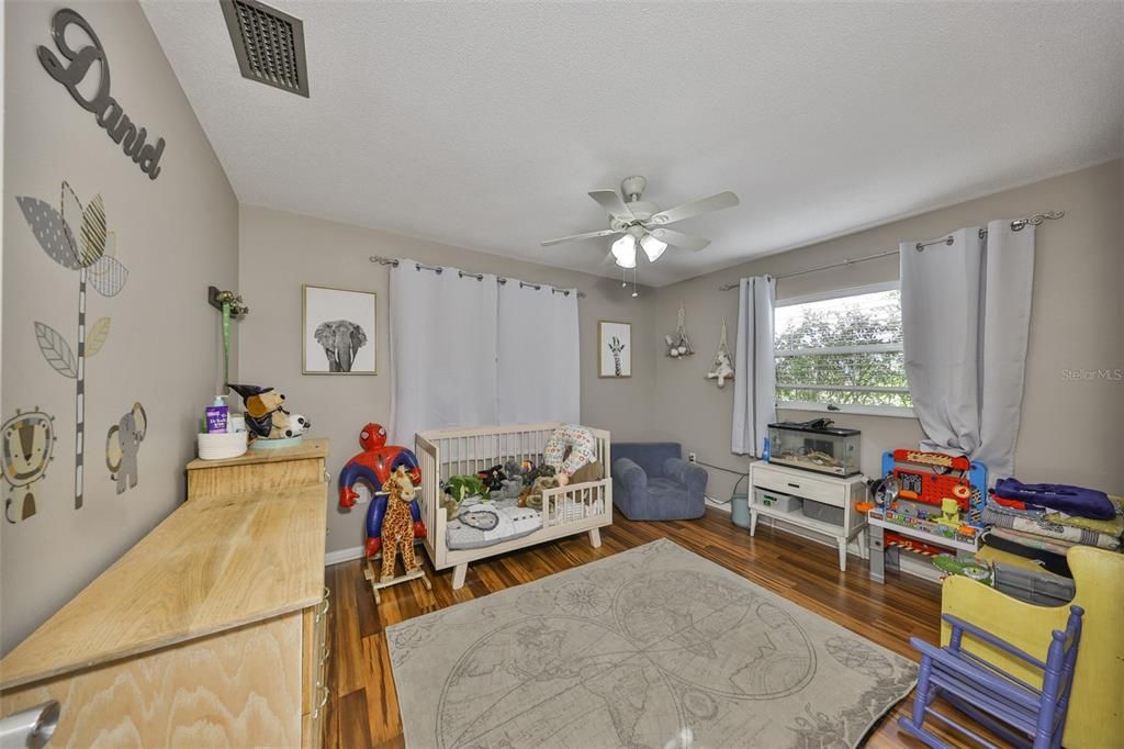 На продажу: $385,000 (4 спален, 2 ванн, 1692 Квадратных фут)