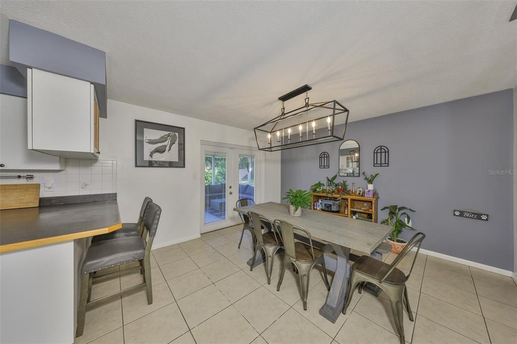 На продажу: $385,000 (4 спален, 2 ванн, 1692 Квадратных фут)