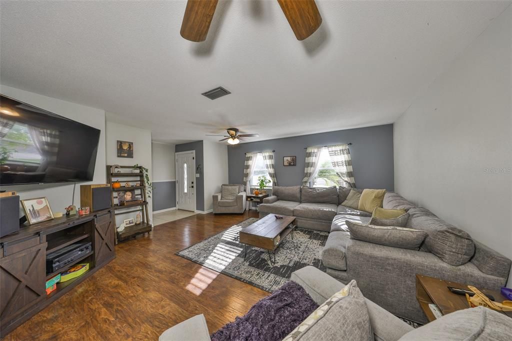 На продажу: $385,000 (4 спален, 2 ванн, 1692 Квадратных фут)