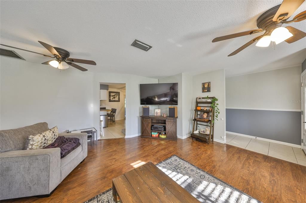 На продажу: $385,000 (4 спален, 2 ванн, 1692 Квадратных фут)