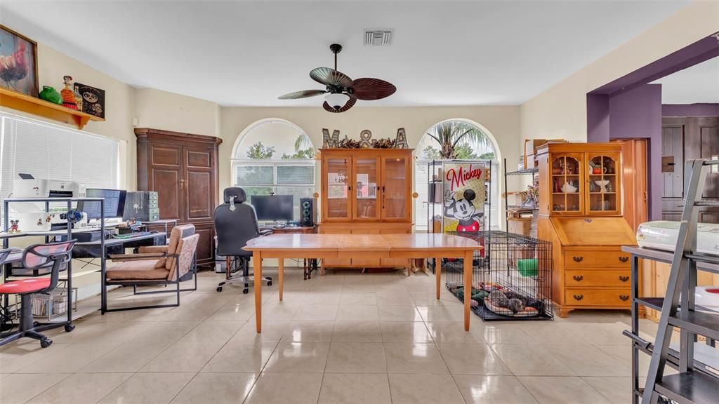 合同活跃: $425,000 (4 贝兹, 4 浴室, 4188 平方英尺)