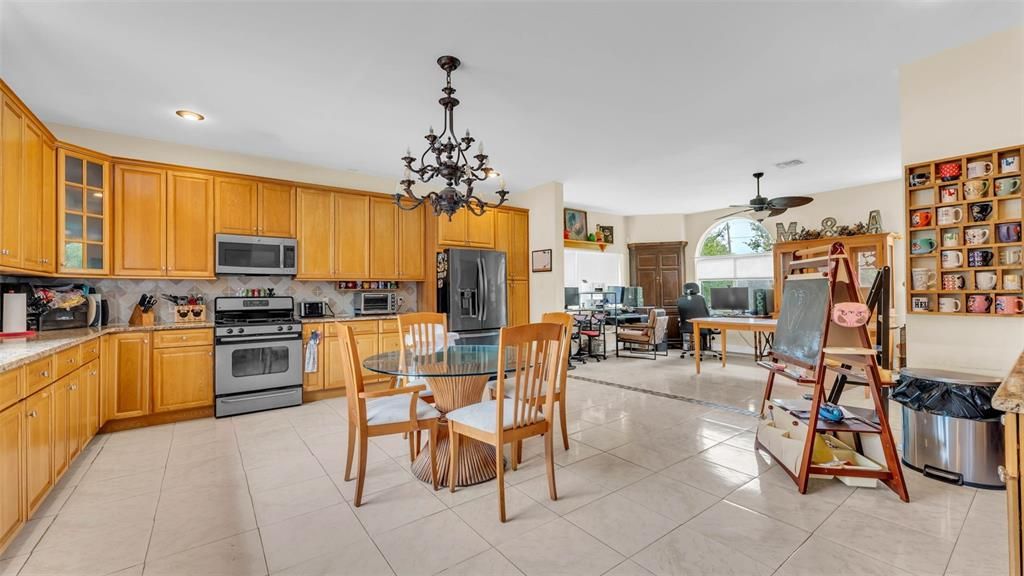 合同活跃: $425,000 (4 贝兹, 4 浴室, 4188 平方英尺)