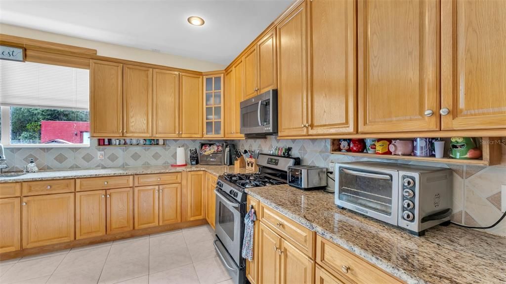 合同活跃: $425,000 (4 贝兹, 4 浴室, 4188 平方英尺)