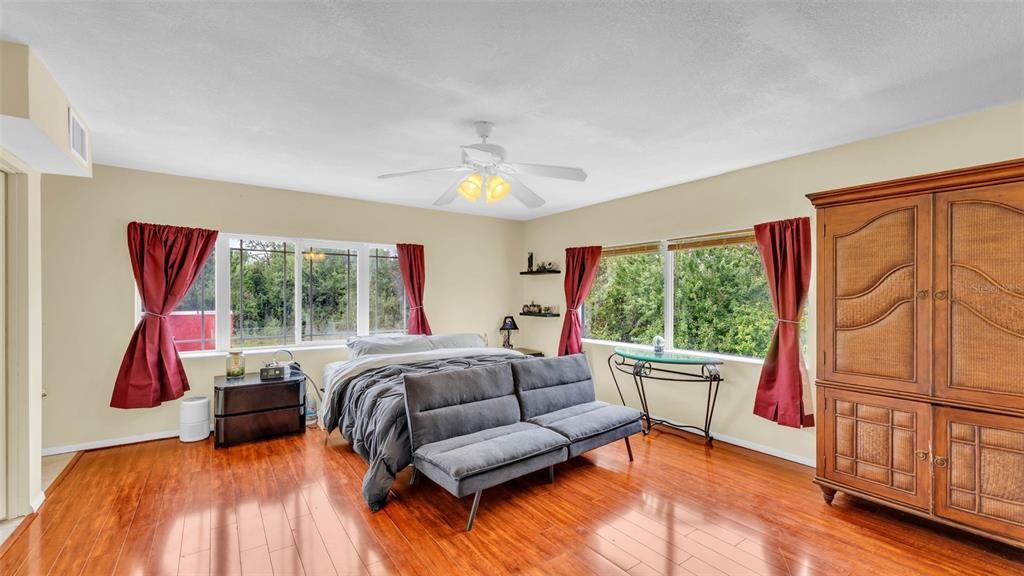 合同活跃: $425,000 (4 贝兹, 4 浴室, 4188 平方英尺)