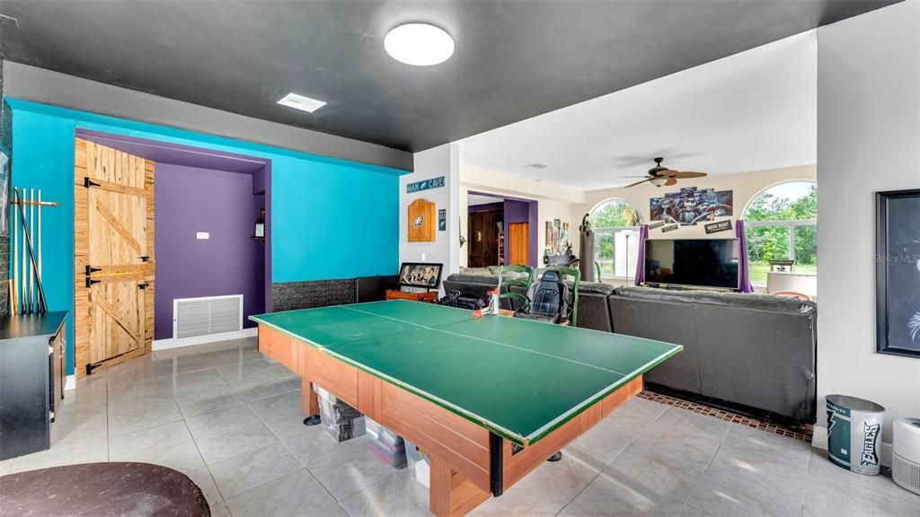 合同活跃: $425,000 (4 贝兹, 4 浴室, 4188 平方英尺)