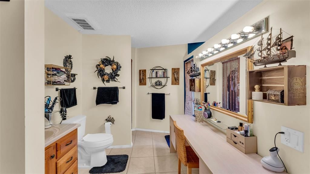 合同活跃: $425,000 (4 贝兹, 4 浴室, 4188 平方英尺)