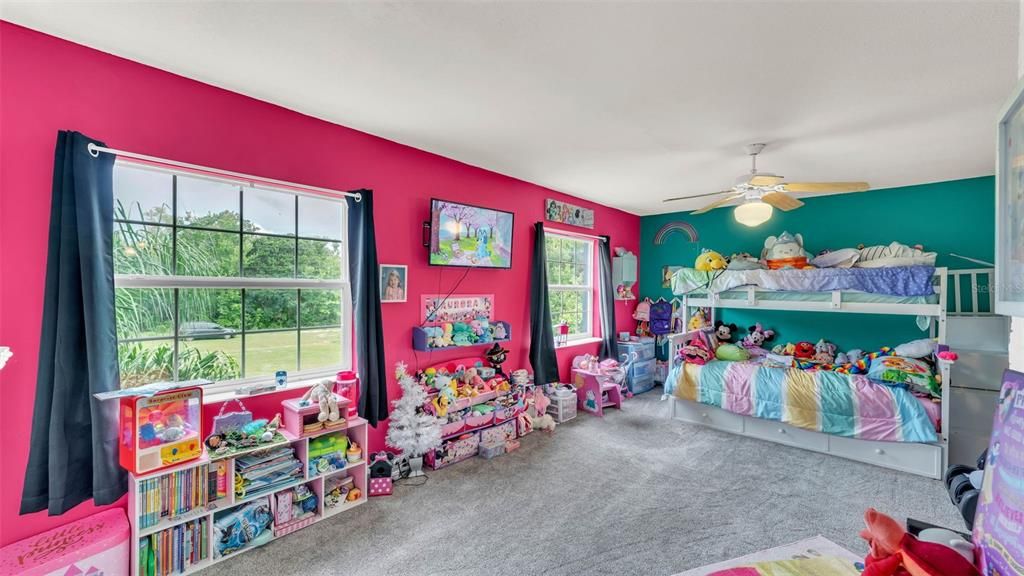 合同活跃: $425,000 (4 贝兹, 4 浴室, 4188 平方英尺)