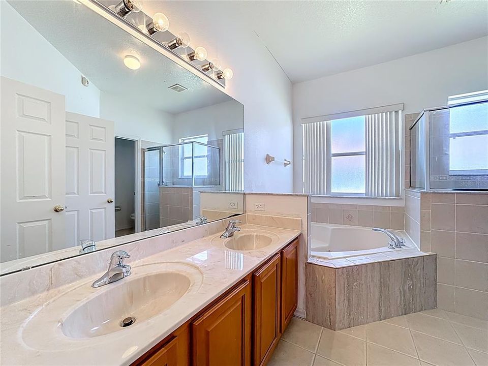 For Sale: $324,900 (4 beds, 3 baths, 2398 Square Feet)