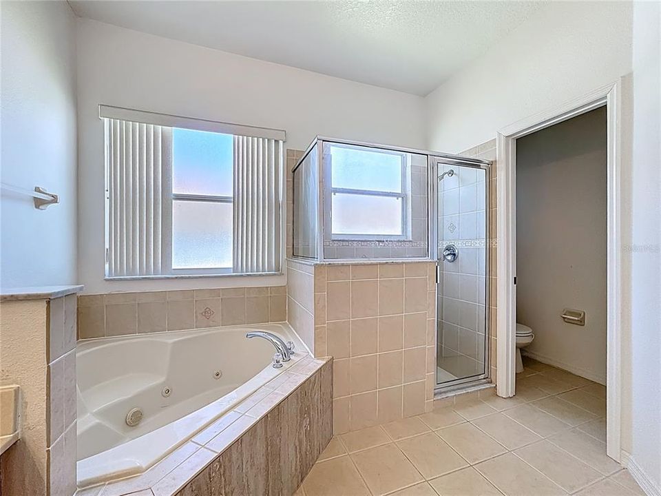 For Sale: $324,900 (4 beds, 3 baths, 2398 Square Feet)