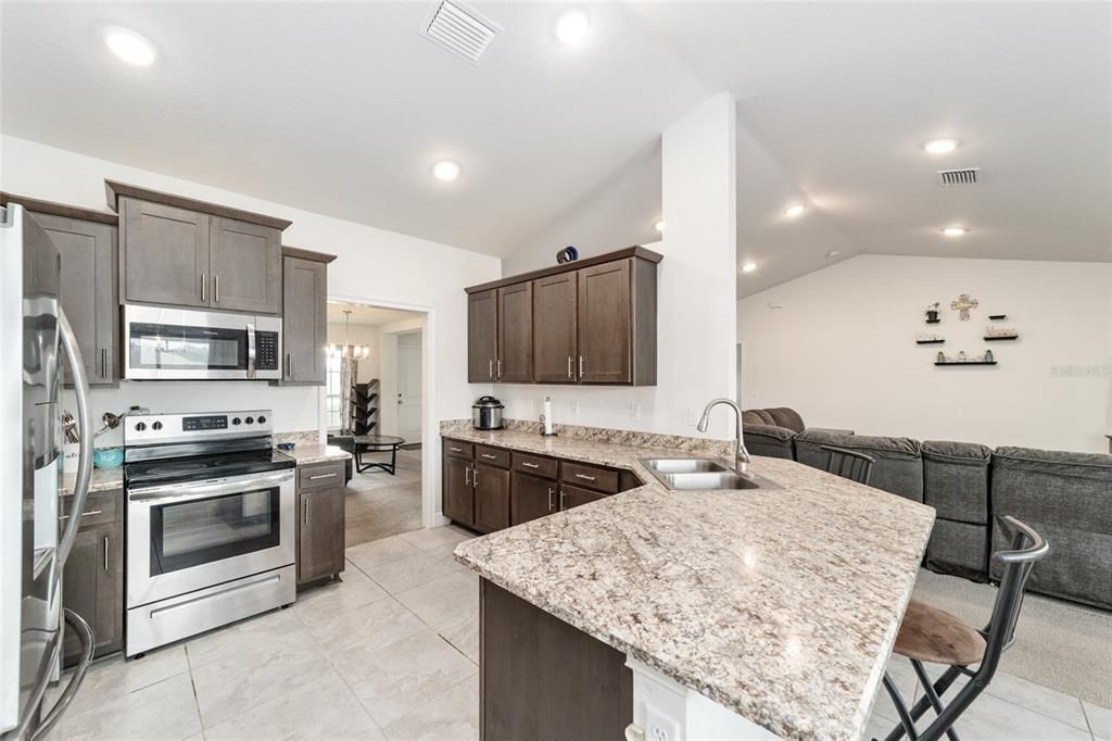 待售: $329,900 (3 贝兹, 2 浴室, 2066 平方英尺)