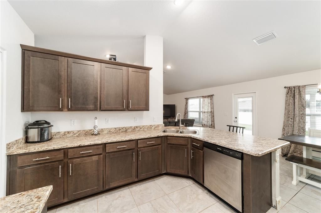 待售: $329,900 (3 贝兹, 2 浴室, 2066 平方英尺)