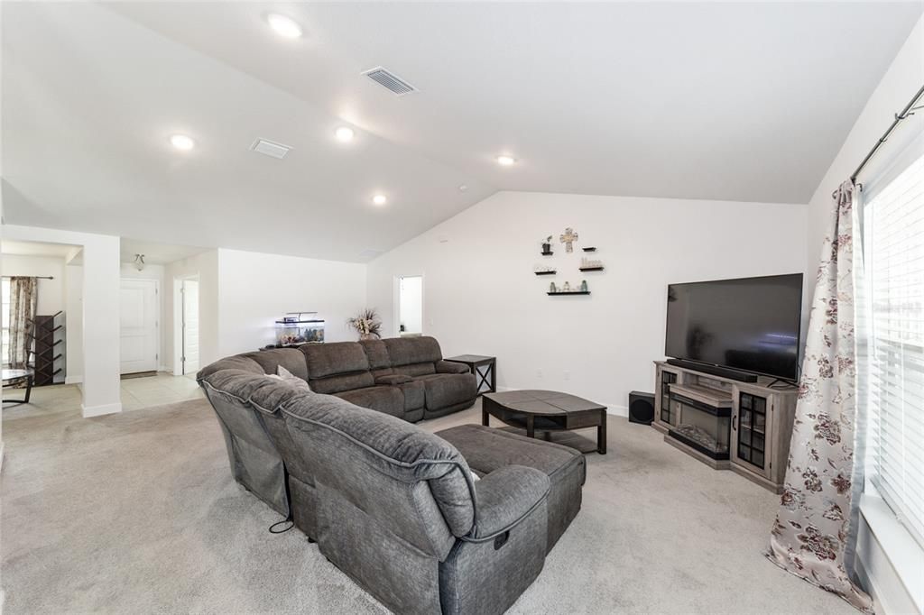 待售: $329,900 (3 贝兹, 2 浴室, 2066 平方英尺)