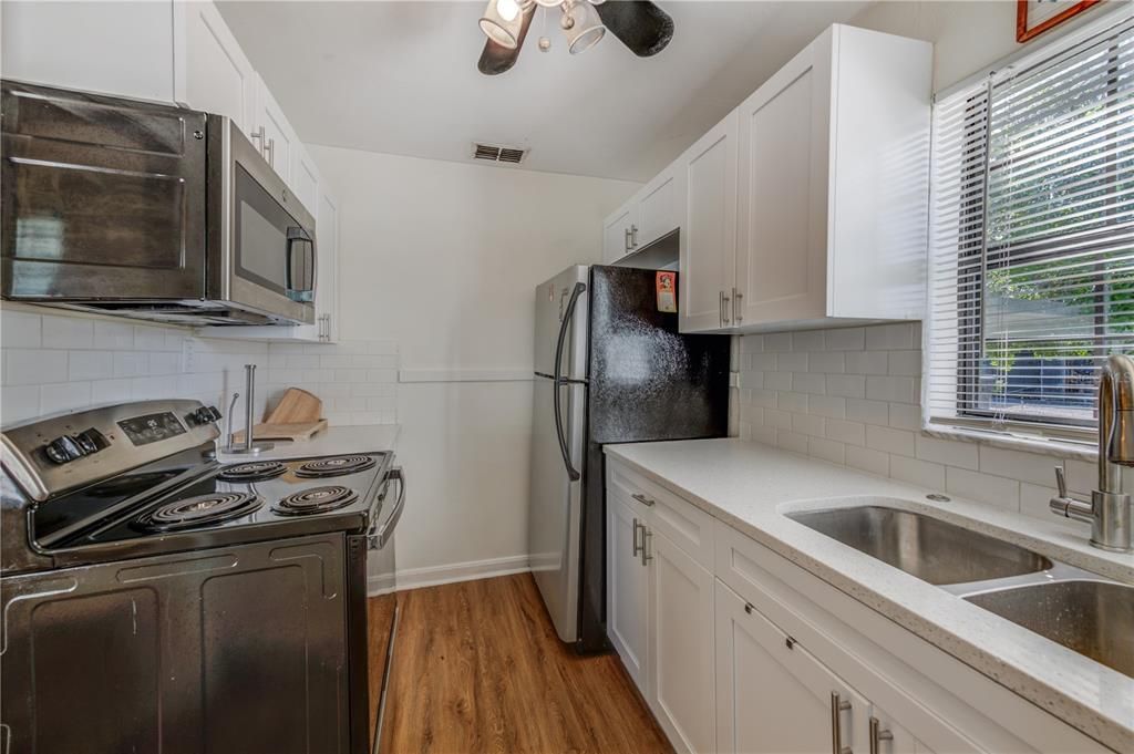 合同活跃: $305,000 (2 贝兹, 1 浴室, 748 平方英尺)