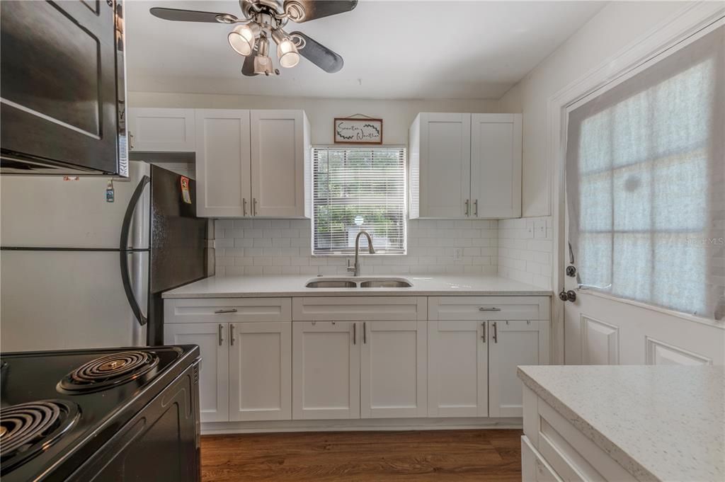 合同活跃: $305,000 (2 贝兹, 1 浴室, 748 平方英尺)