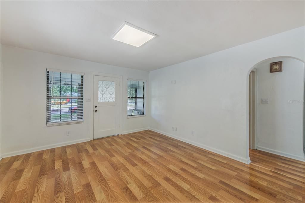 合同活跃: $305,000 (2 贝兹, 1 浴室, 748 平方英尺)