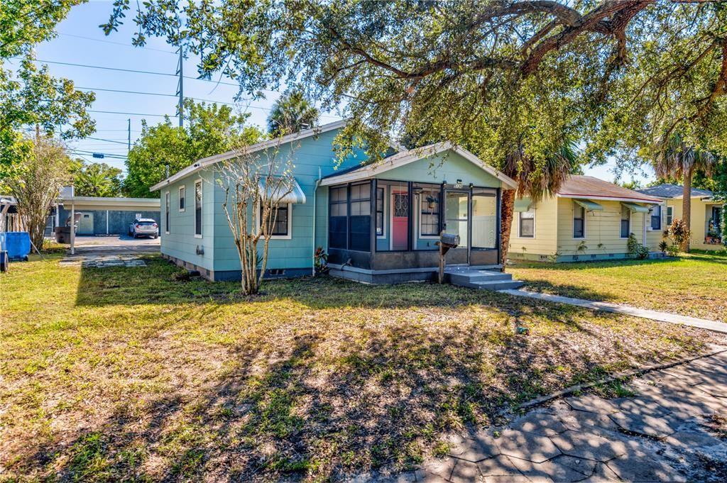 合同活跃: $305,000 (2 贝兹, 1 浴室, 748 平方英尺)