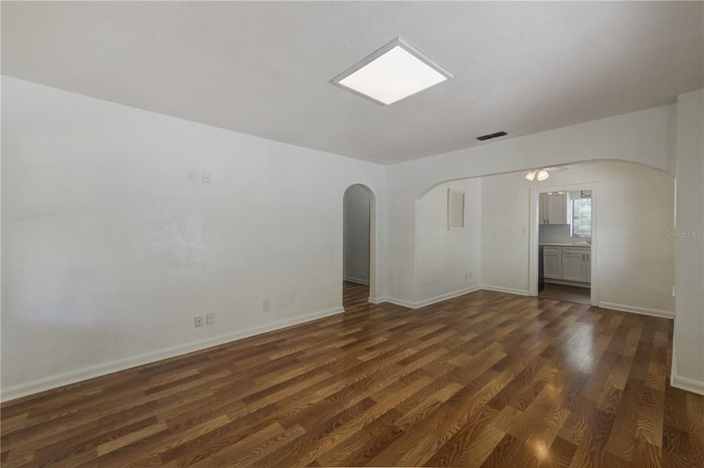 合同活跃: $305,000 (2 贝兹, 1 浴室, 748 平方英尺)