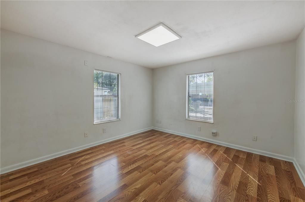 合同活跃: $305,000 (2 贝兹, 1 浴室, 748 平方英尺)