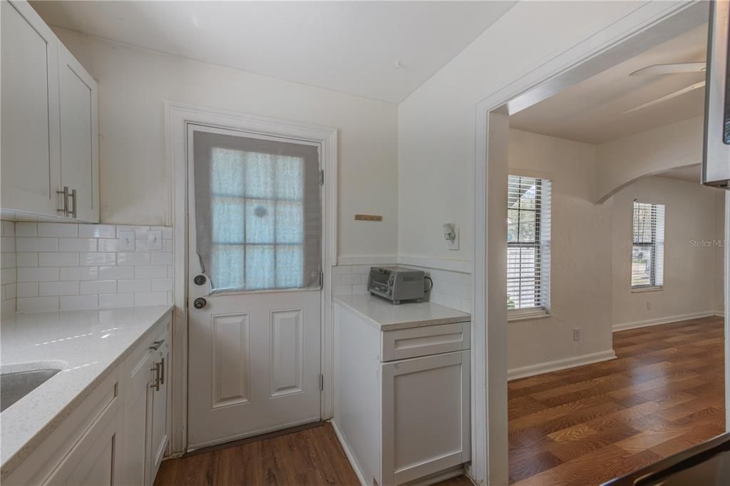 合同活跃: $305,000 (2 贝兹, 1 浴室, 748 平方英尺)