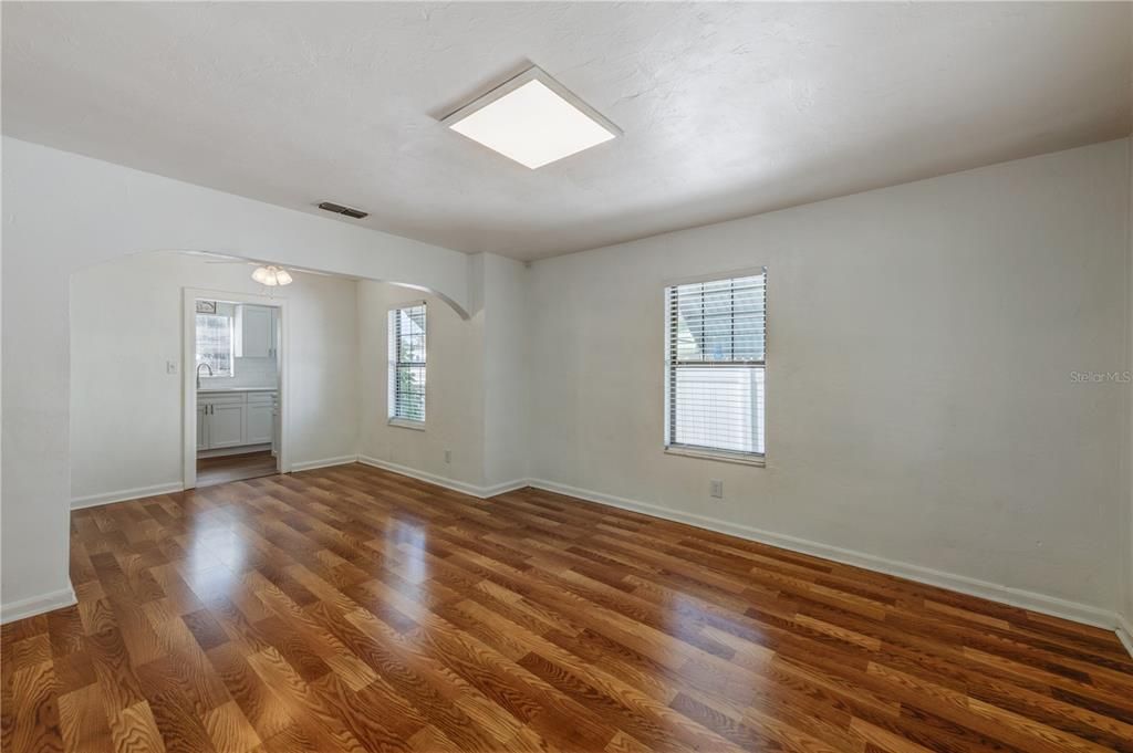 合同活跃: $305,000 (2 贝兹, 1 浴室, 748 平方英尺)