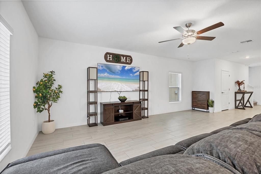 En Venta: $425,000 (5 camas, 2 baños, 2217 Pies cuadrados)