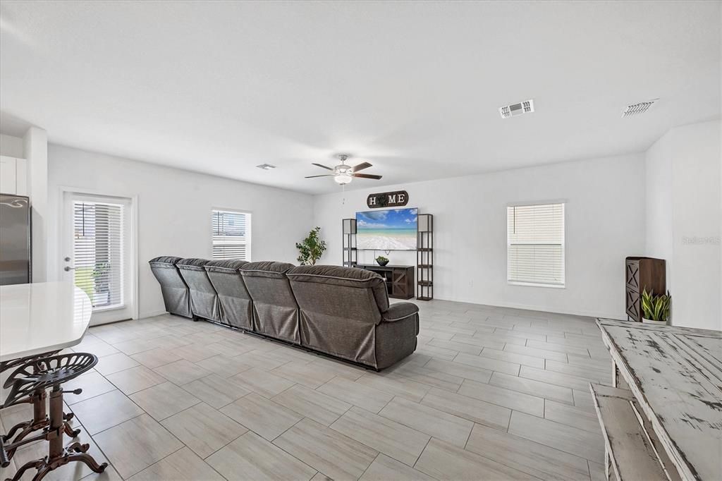 En Venta: $425,000 (5 camas, 2 baños, 2217 Pies cuadrados)