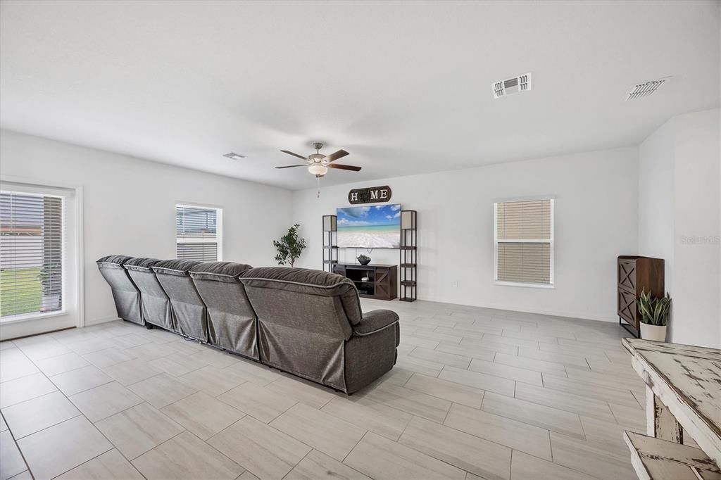 En Venta: $425,000 (5 camas, 2 baños, 2217 Pies cuadrados)