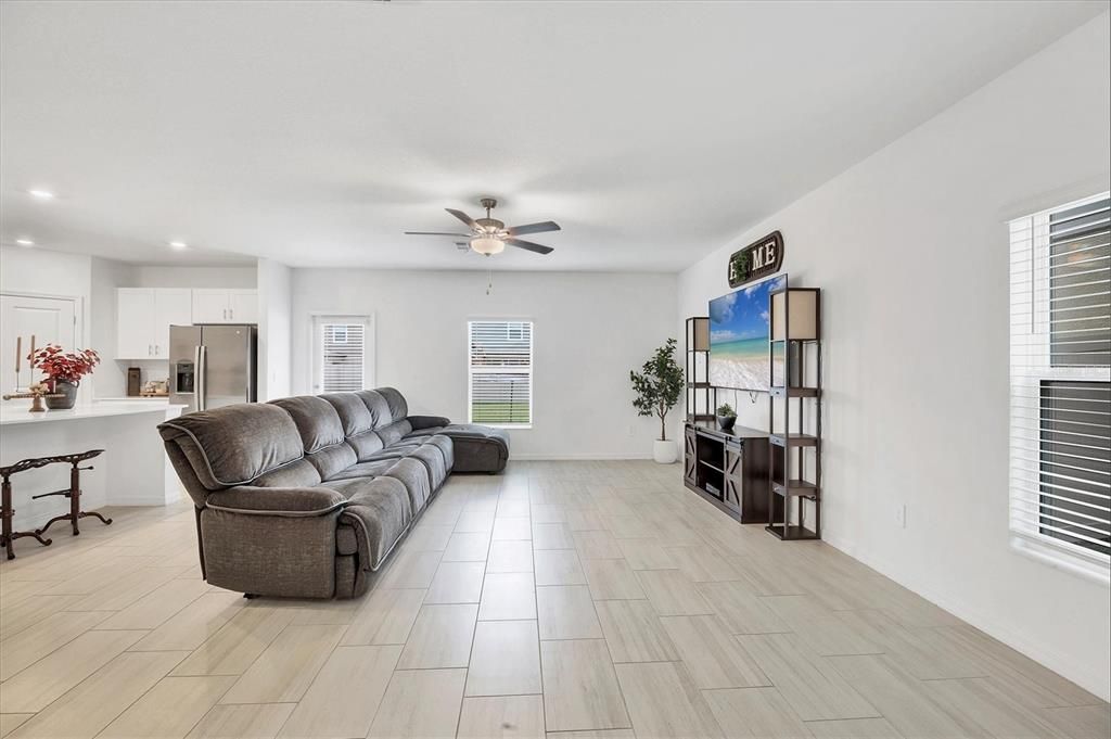 En Venta: $425,000 (5 camas, 2 baños, 2217 Pies cuadrados)