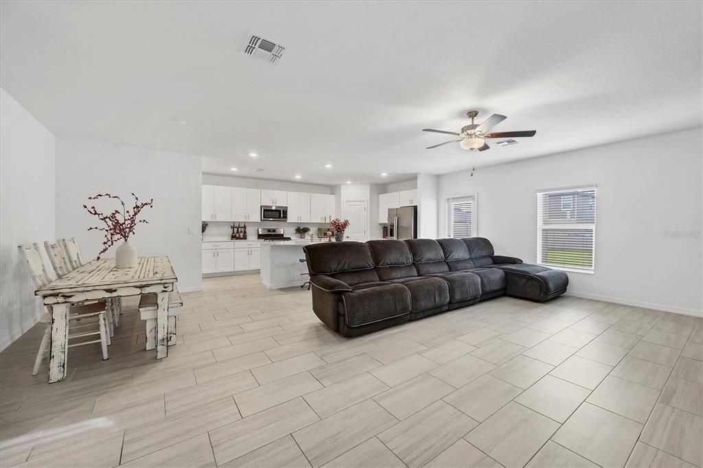 En Venta: $425,000 (5 camas, 2 baños, 2217 Pies cuadrados)