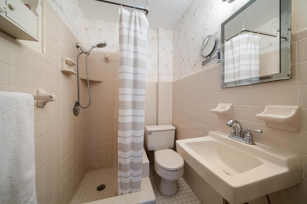 合同活跃: $895,000 (3 贝兹, 2 浴室, 2004 平方英尺)