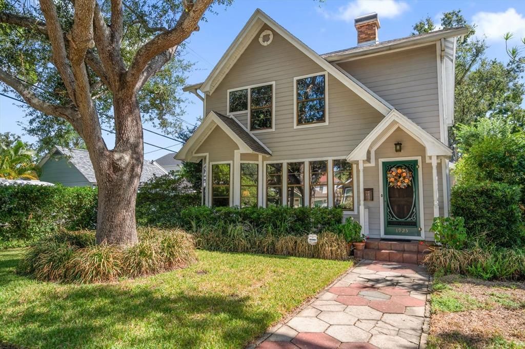 合同活跃: $895,000 (3 贝兹, 2 浴室, 2004 平方英尺)